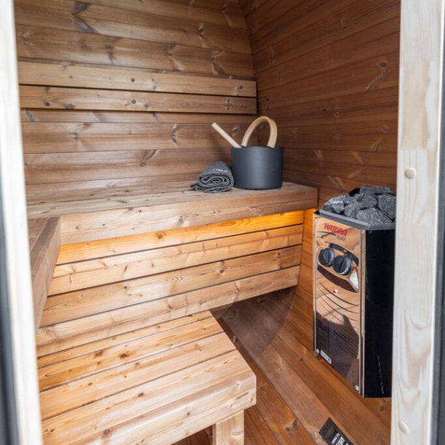 Dice Booth Buitensauna – Compact Design met Full Glass Front - Finesse Wellness BV