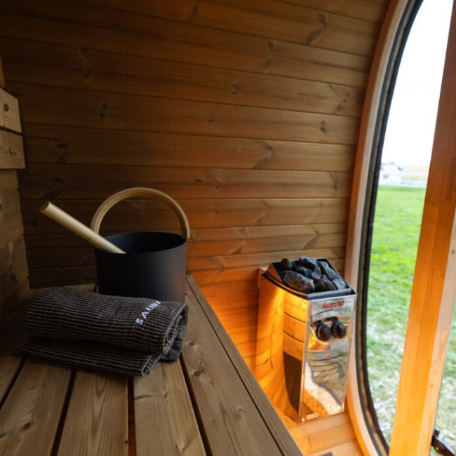 Dice Booth Buitensauna – Compact Design met Full Glass Front - Finesse Wellness BV